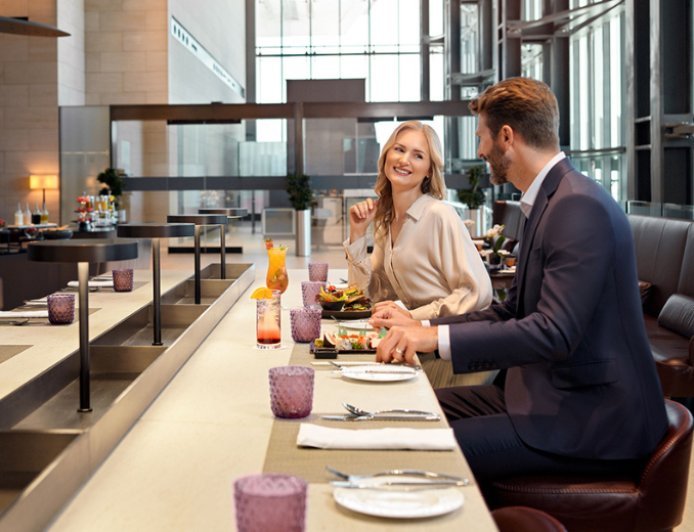 Al Safwa First Lounge: Un Santuario de Sofisticación en las Alturas